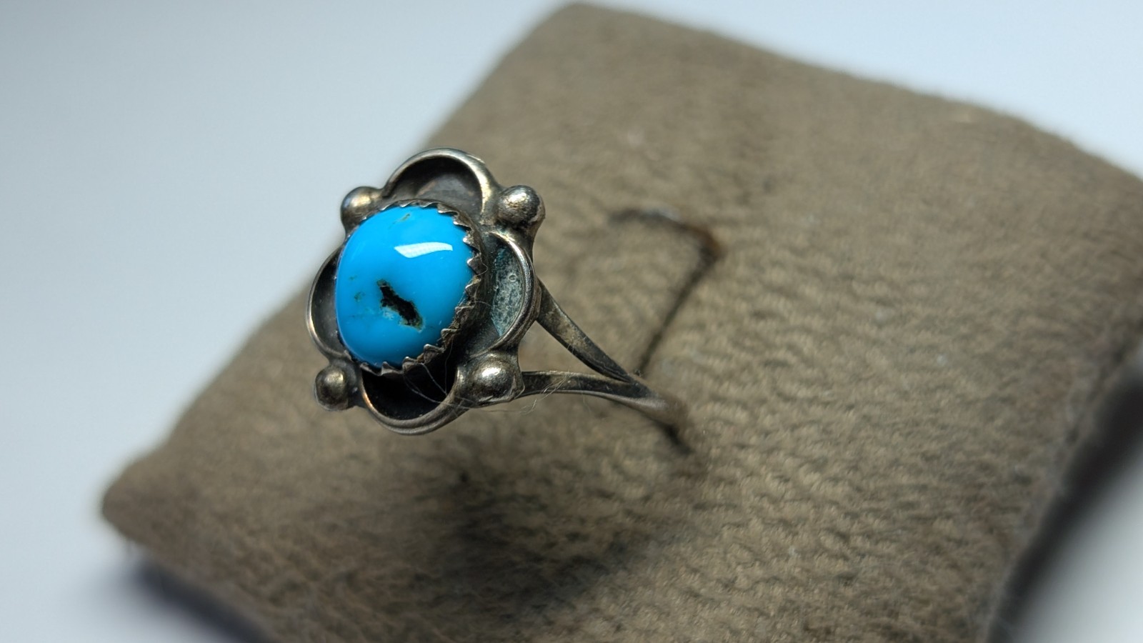 VINTAGE STERLING SILVER SOUTHWESTERN TURQUOISE RING ABOUT SIZE 8 1/2