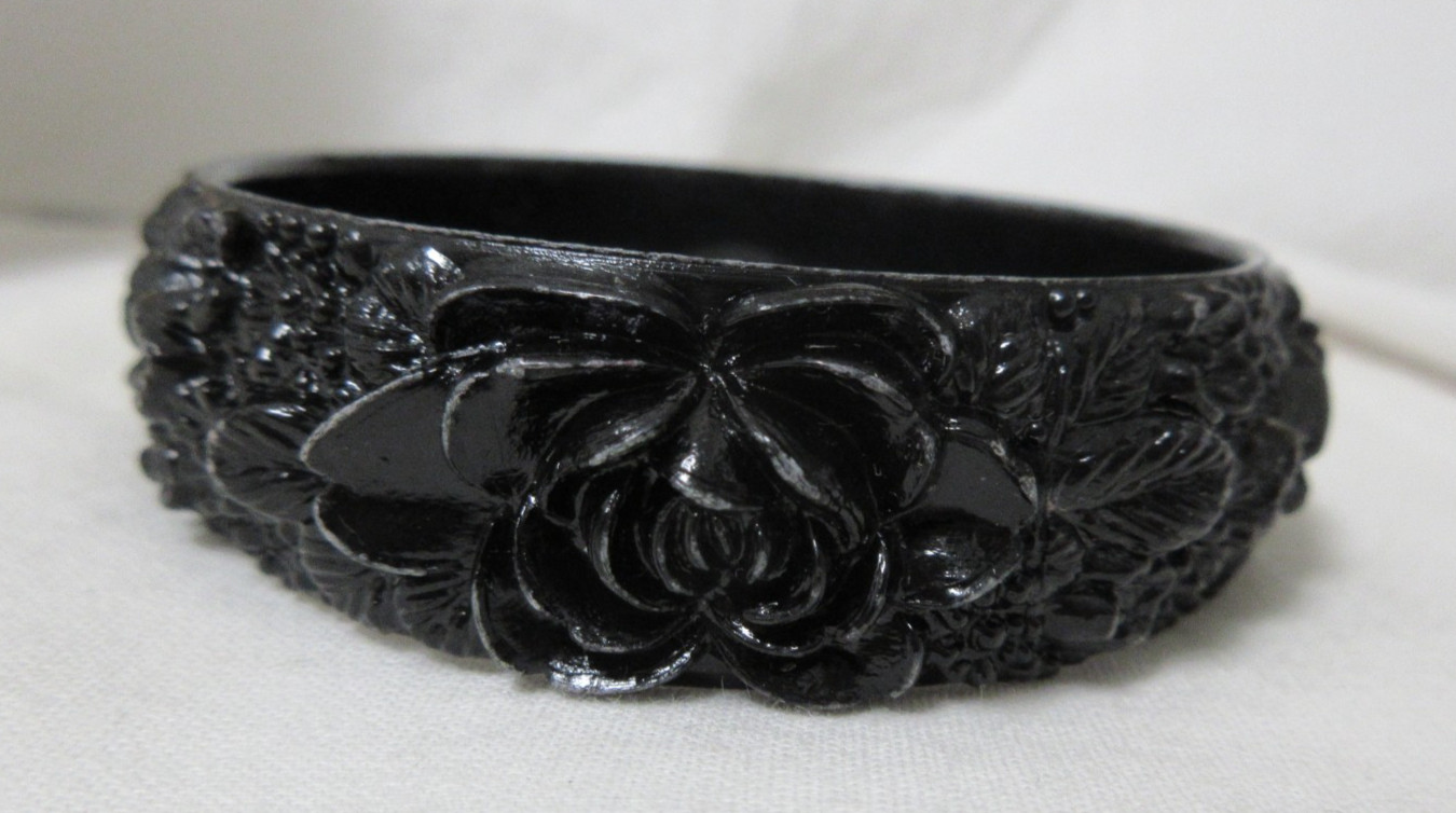 Vintage Molded Black Lucite Floral Bangle Bracelet 7 1/2″