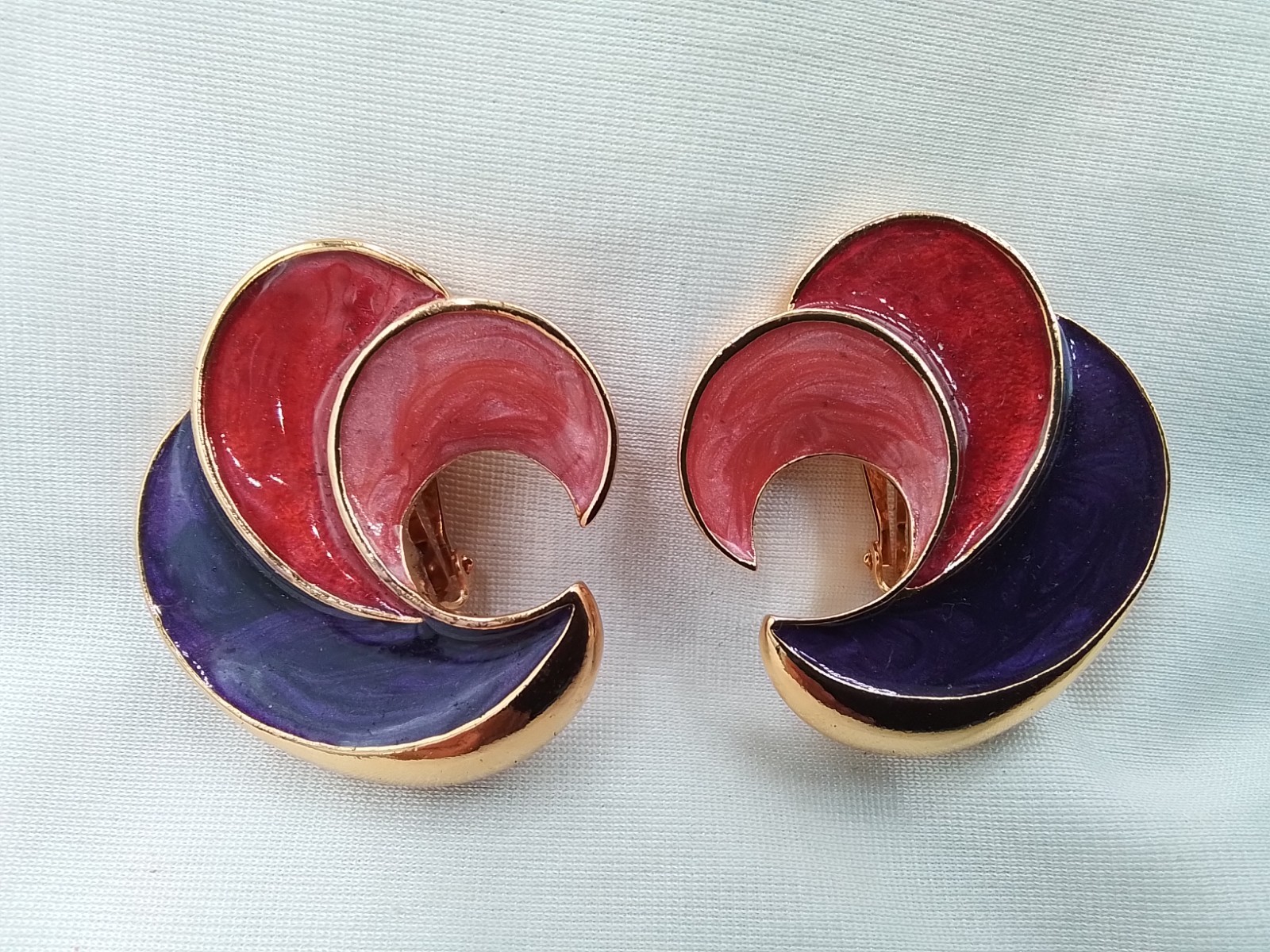 1.75″ PURPLE PINK RED ENAMEL INLAY GOLDTONE VINTAGE ESTATE CLIP-ON EARRINGS