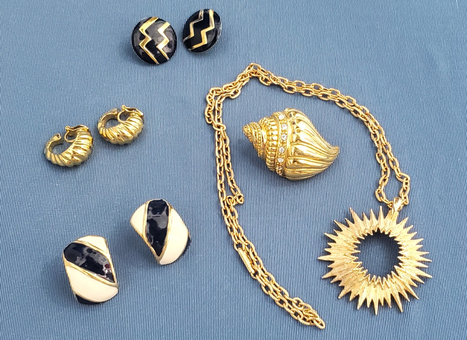 Mixed Lot 5 Pieces * Monet * Napier * Avon * Coventry *1 Neck*3 ER *Scarf Clip