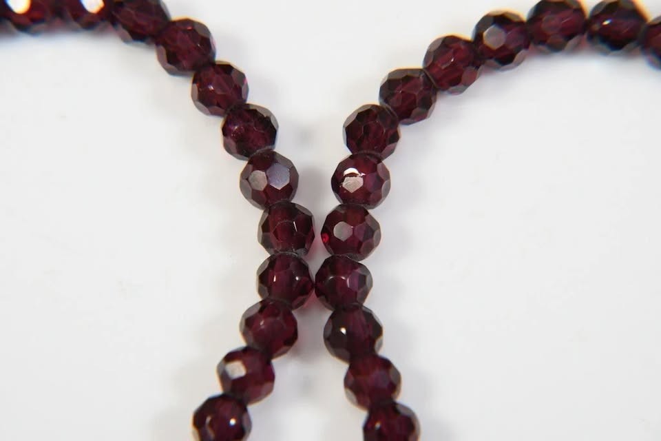Garnet necklace with gold-plated 925 silver clasps. L -45 cm