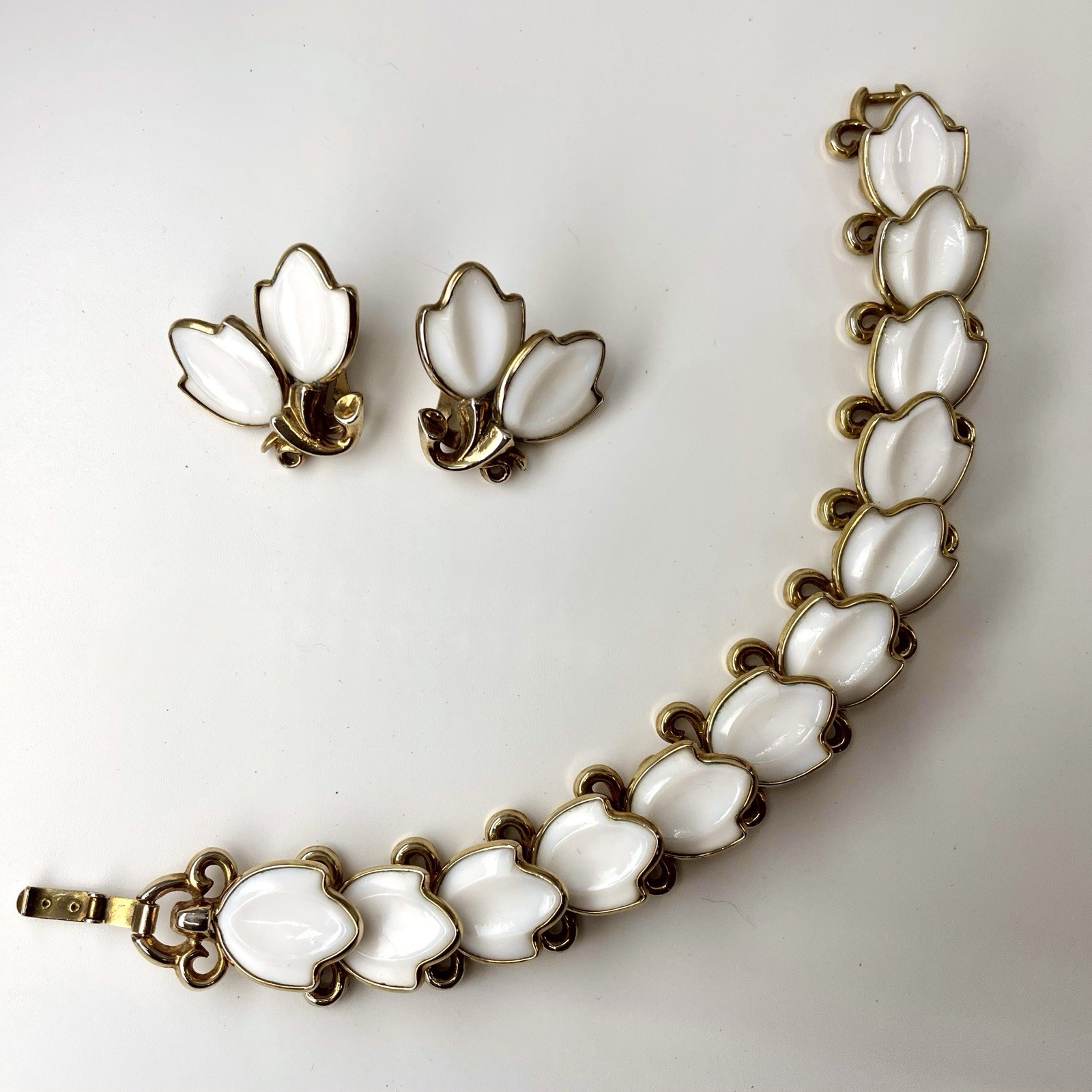 Vintage Crown Trifari Pat Pend Milk Glass Floral Bracelet Clip On Earrings Set