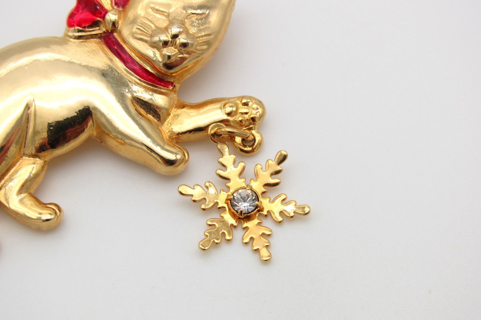 Vtg Lia Gold Tone Christmas Cat Brooch w/Enamel, Snowflake Dangle & Rhinestone
