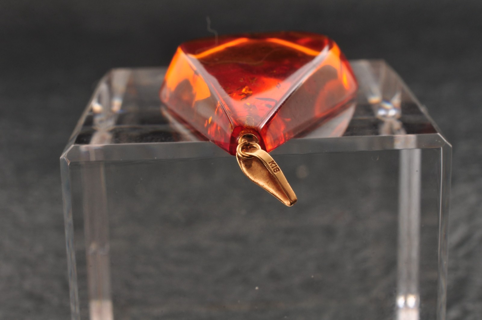 18k gold clasp “KUJI” Amber Pendant top Spindle shape (39mm (1.53in) 16.25ct).