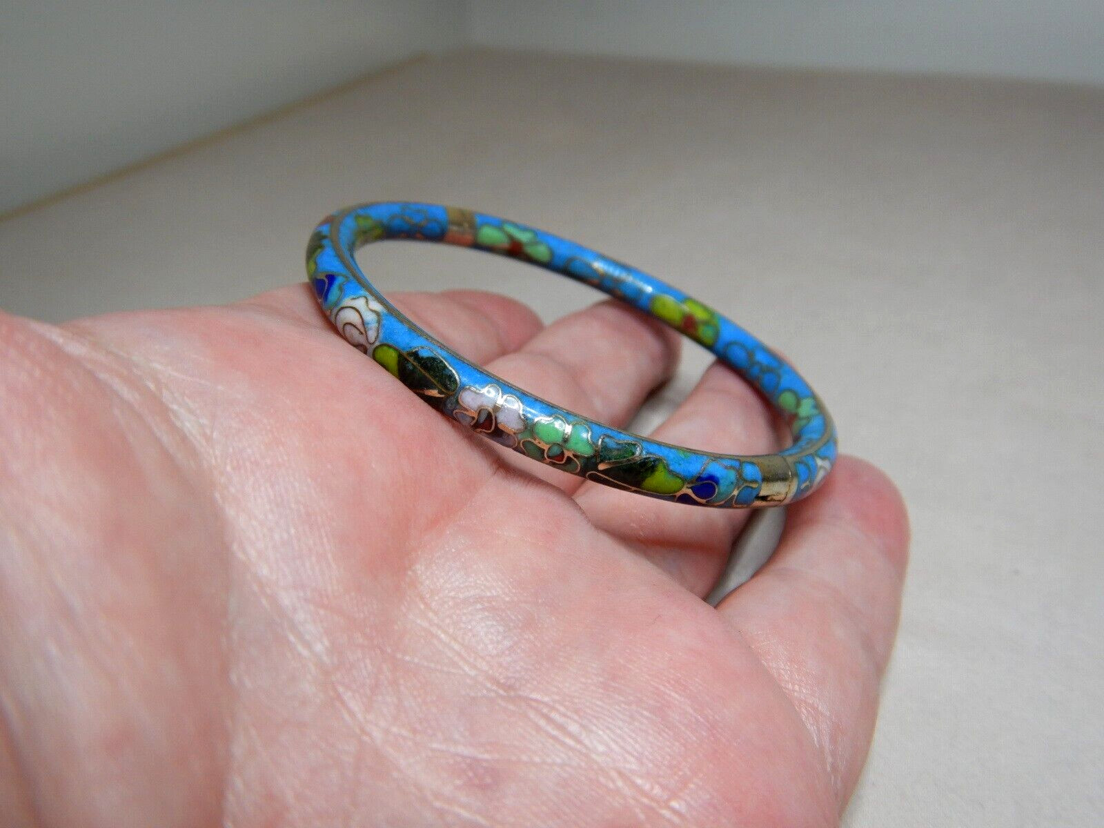 VINTAGE CHINESE BRASS AND ENAMEL CLOISONNE OPENING HINGED BANGLE 3677