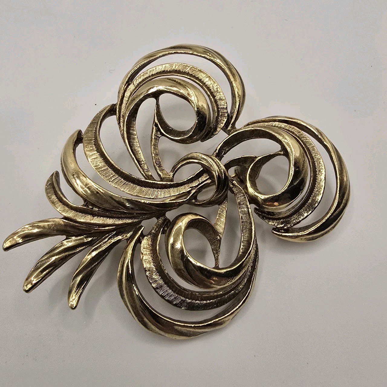 Vtg Gold Tone Swirl Ribbon Floral Brooch Large Statement Pin Textured Openwork