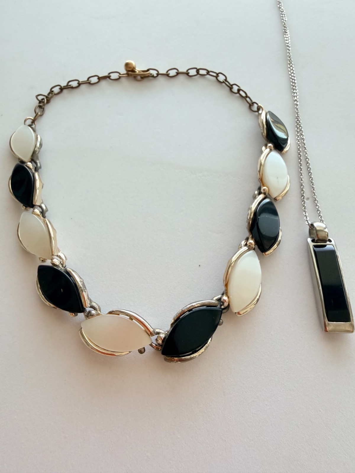 Vintage PAKULA Signed Black & White Thermoset Leaf Choker & Pendant Necklace Set