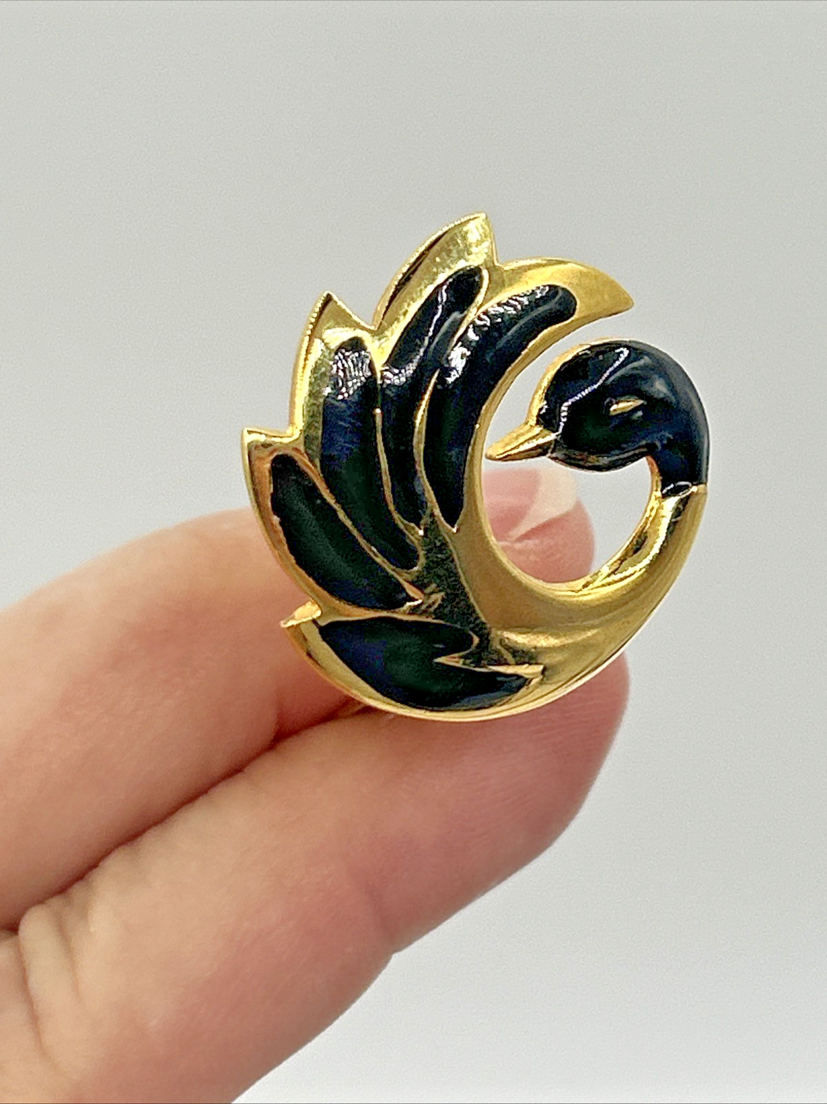 VTG “Orena Paris”? Enamel Gold Tone w/ Black Accents Swan Clip On Earrings