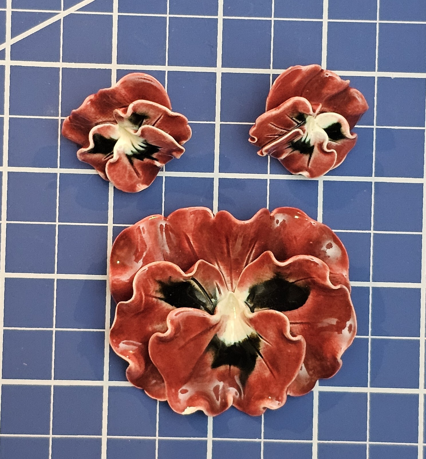 VTG Martha Newman Signed Ceramic Pansy Flower Brooch Pin & Clip Earrings Set