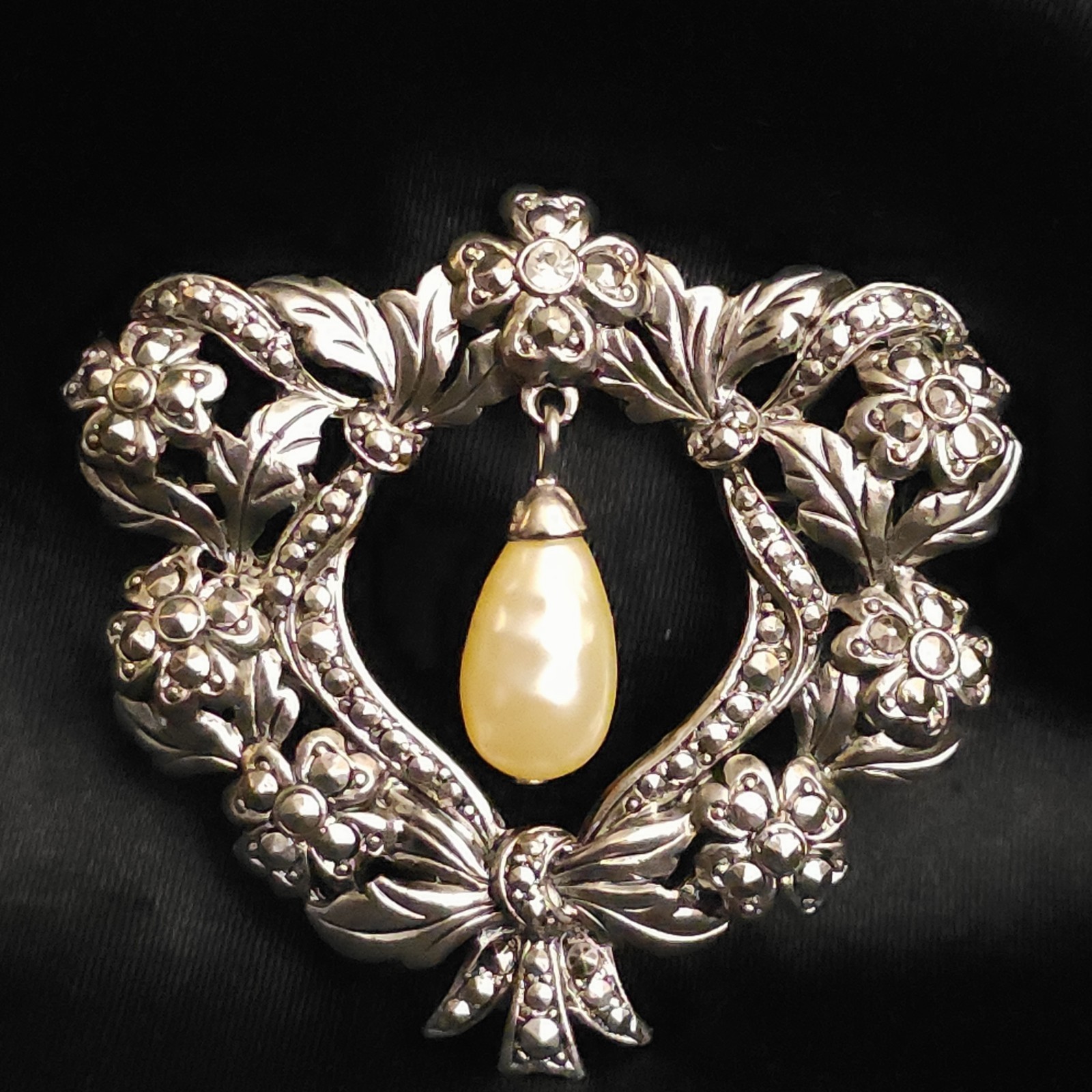 Vintage 1990s Teardrop Pearl Brooch Floral Heart Wreath Marcasite Victorian Goth