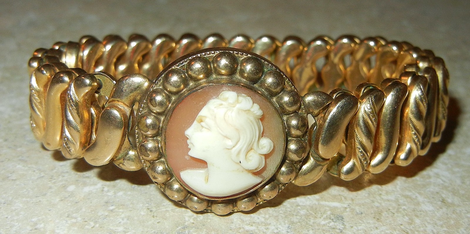 VINTAGE CARMEN THE DFB CO CAMEO SWEETHEART EXPANSION BRACELET HEART G.F. AS IS