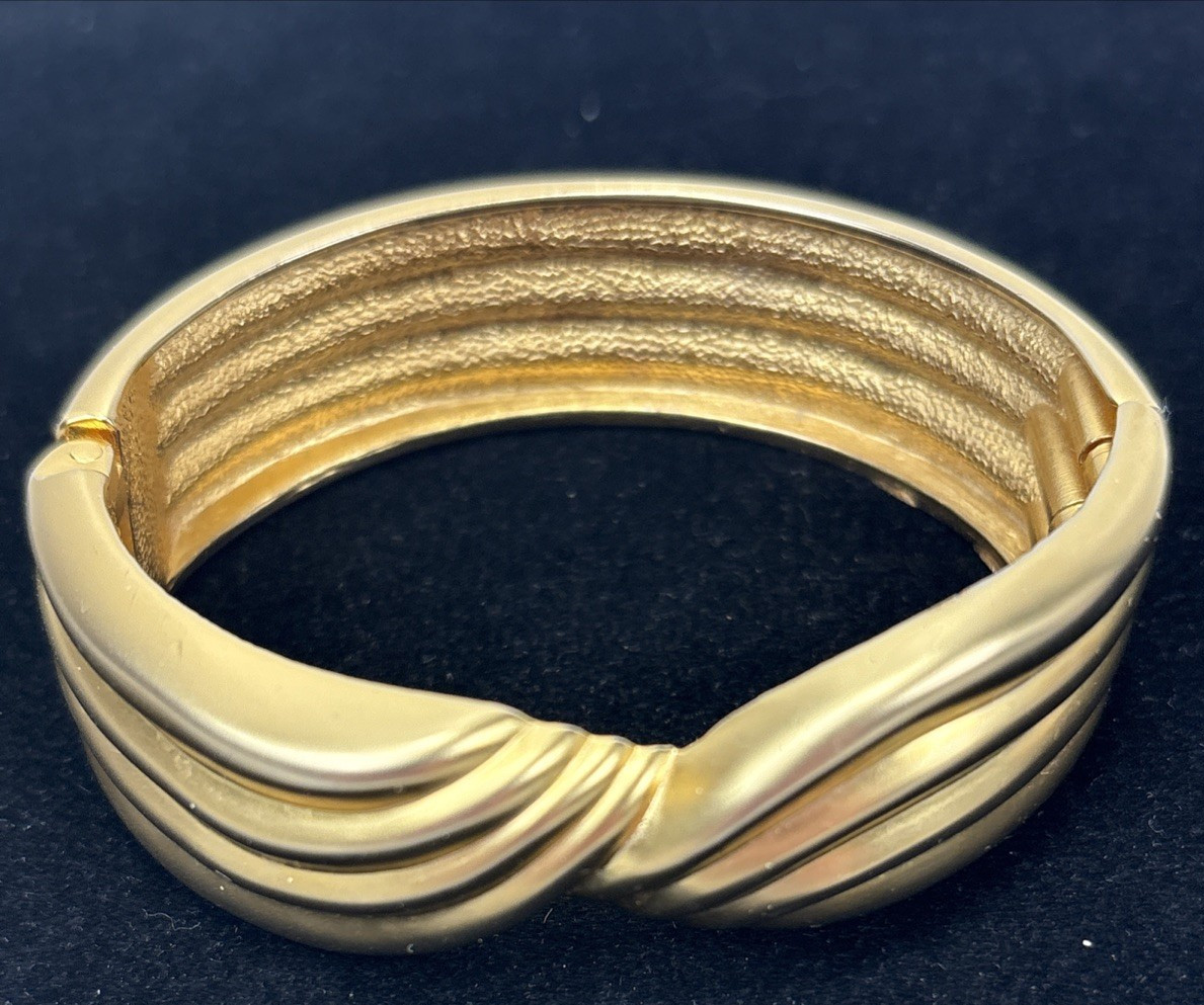 1980s Gold Tone Bangle Bracelet Ribbed Twist Spring Hinge Open Close