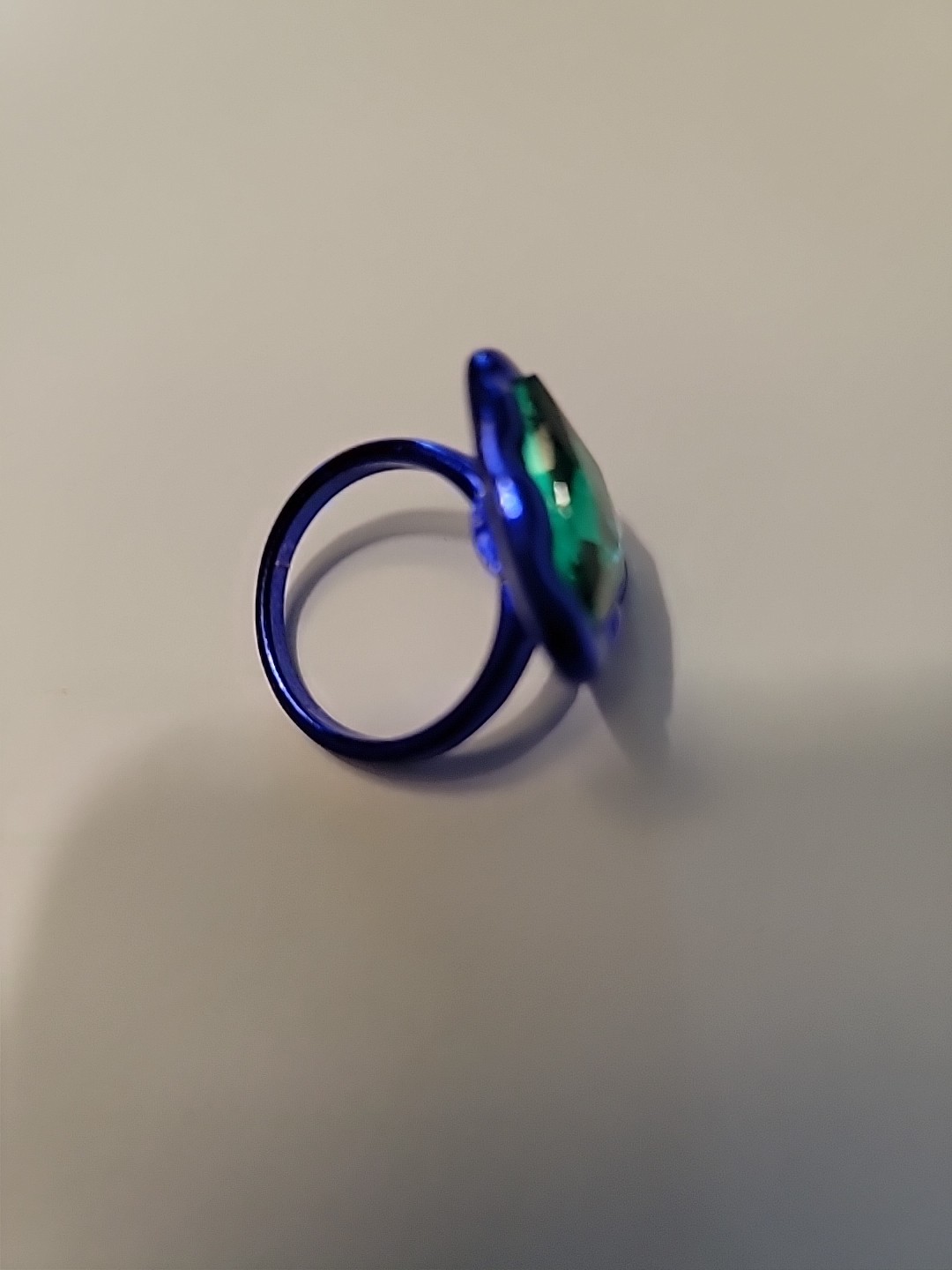 Pretty Vintage Costume Ring Featuring Trillion Cut Emerald Crystal Size 8