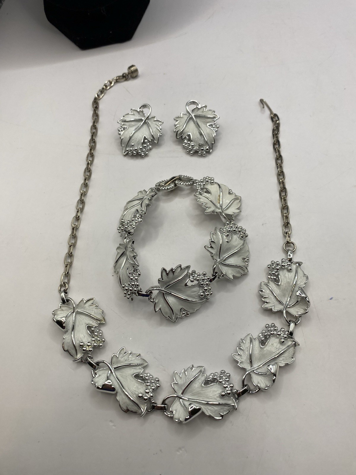 Vtg. Sarah Cov White Grape Leaf Parure Choker Necklace Clip Earrings Bracelet