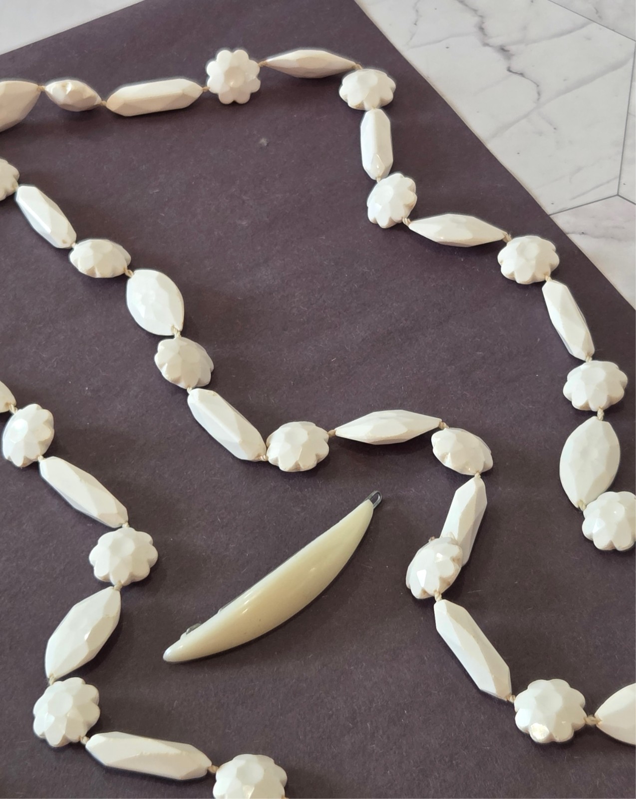 VINTAGE-RETRO Fabulous 2 Piece White Beaded Necklace / Barrette Set mixed brands