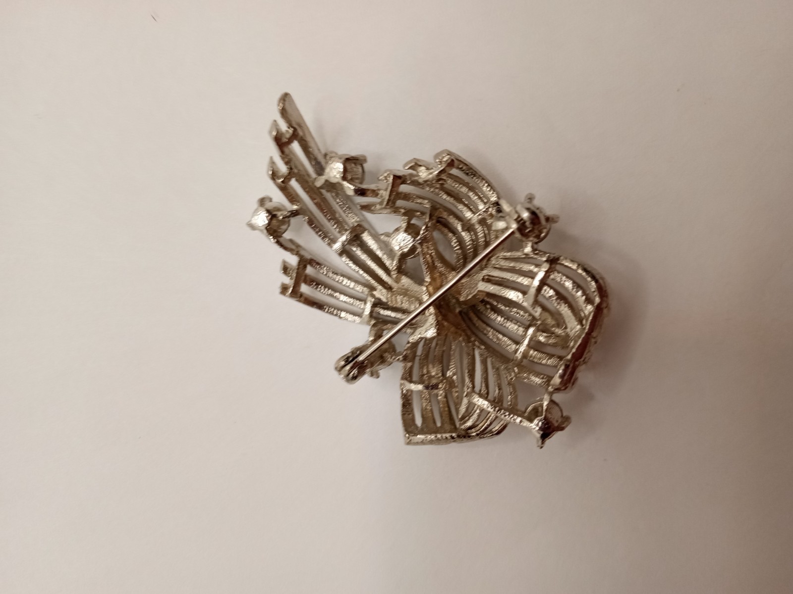 Vintage Signed Lisner Silver Tone Rhinestone Swirl Ribbon Brooch Pin
