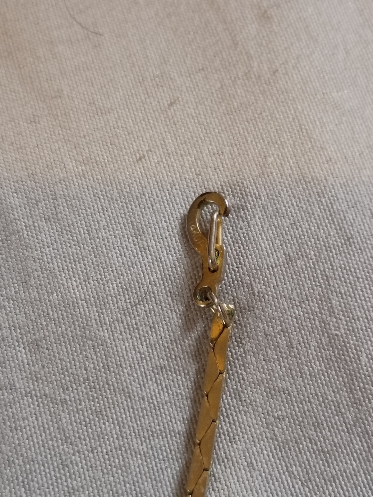 Vintage Faux Pearl Rhinestone Pendant With Korea Gold Plate Necklace.