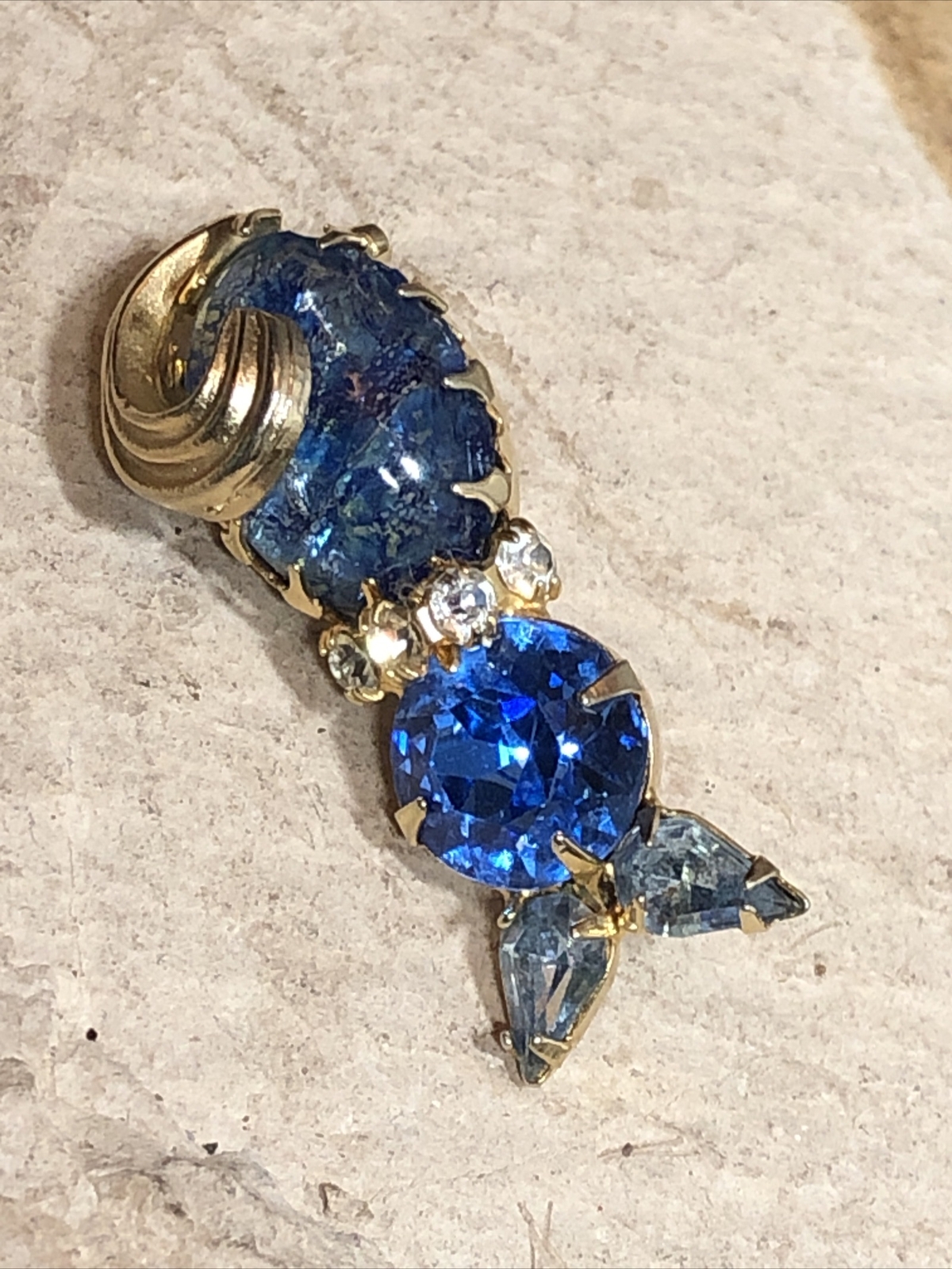 Vintage Gold tone Kitty Cat Blue Foiled Oval Dome Tummy Rhinestone pin 39mm