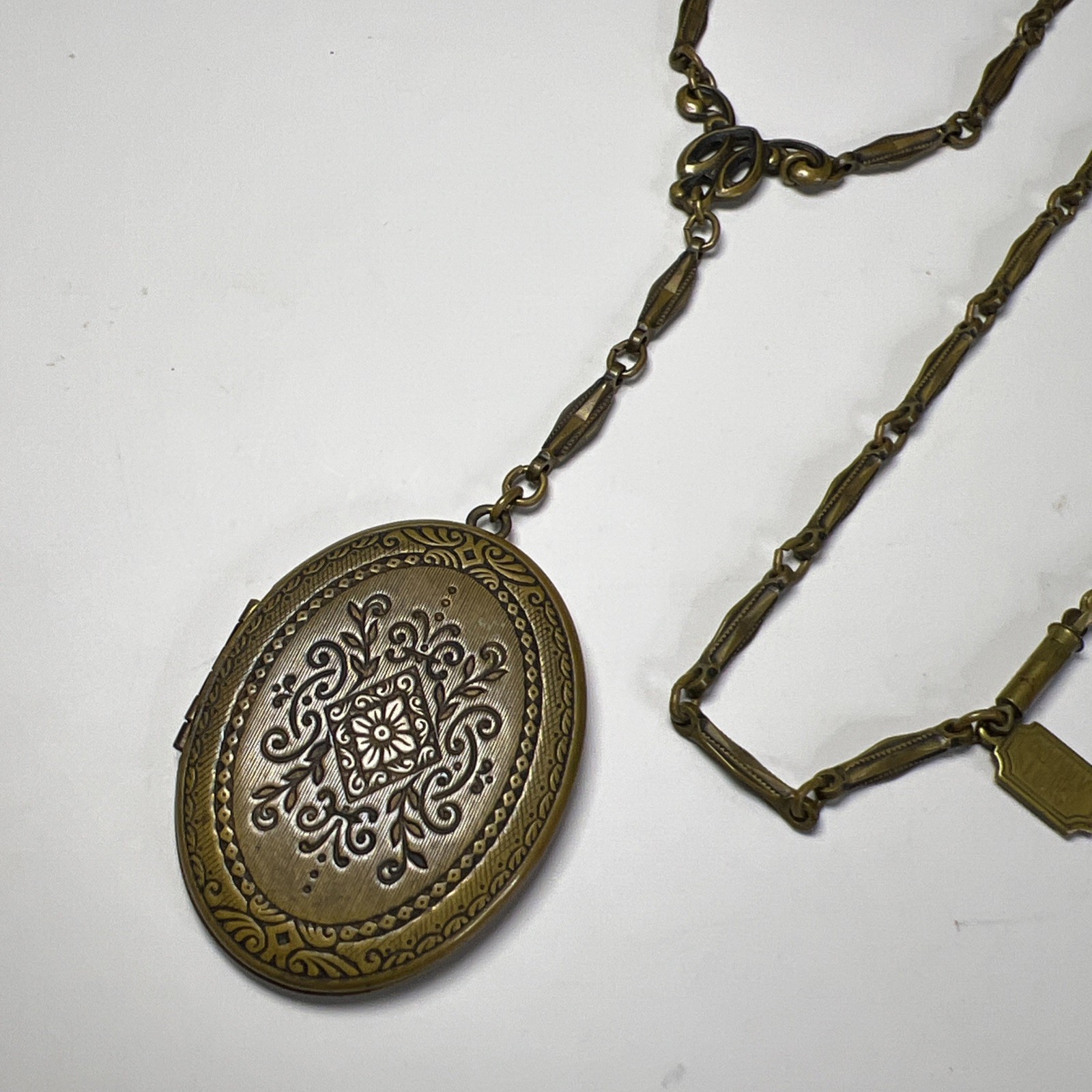 Pididdly Links Floral Locket Necklace Brass Tone Victorian Antique Style 20”