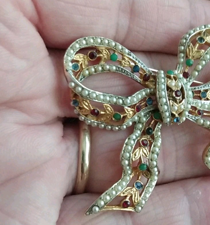 Vintage SIGNED RARE CASTLECLIFF Christmas Ribbon Bow Rhinestone & Faux Pearl Pin