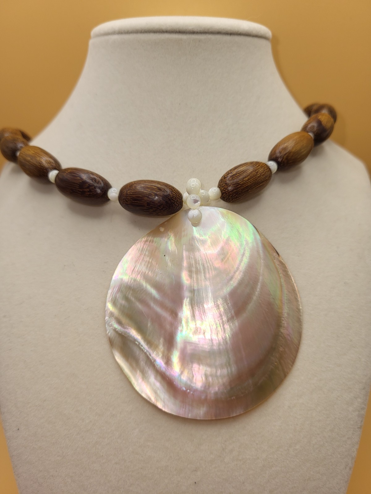 Vtg Lee Sands Brown & White Beaded Necklace w/ Mother of Pearl Seashell Charm