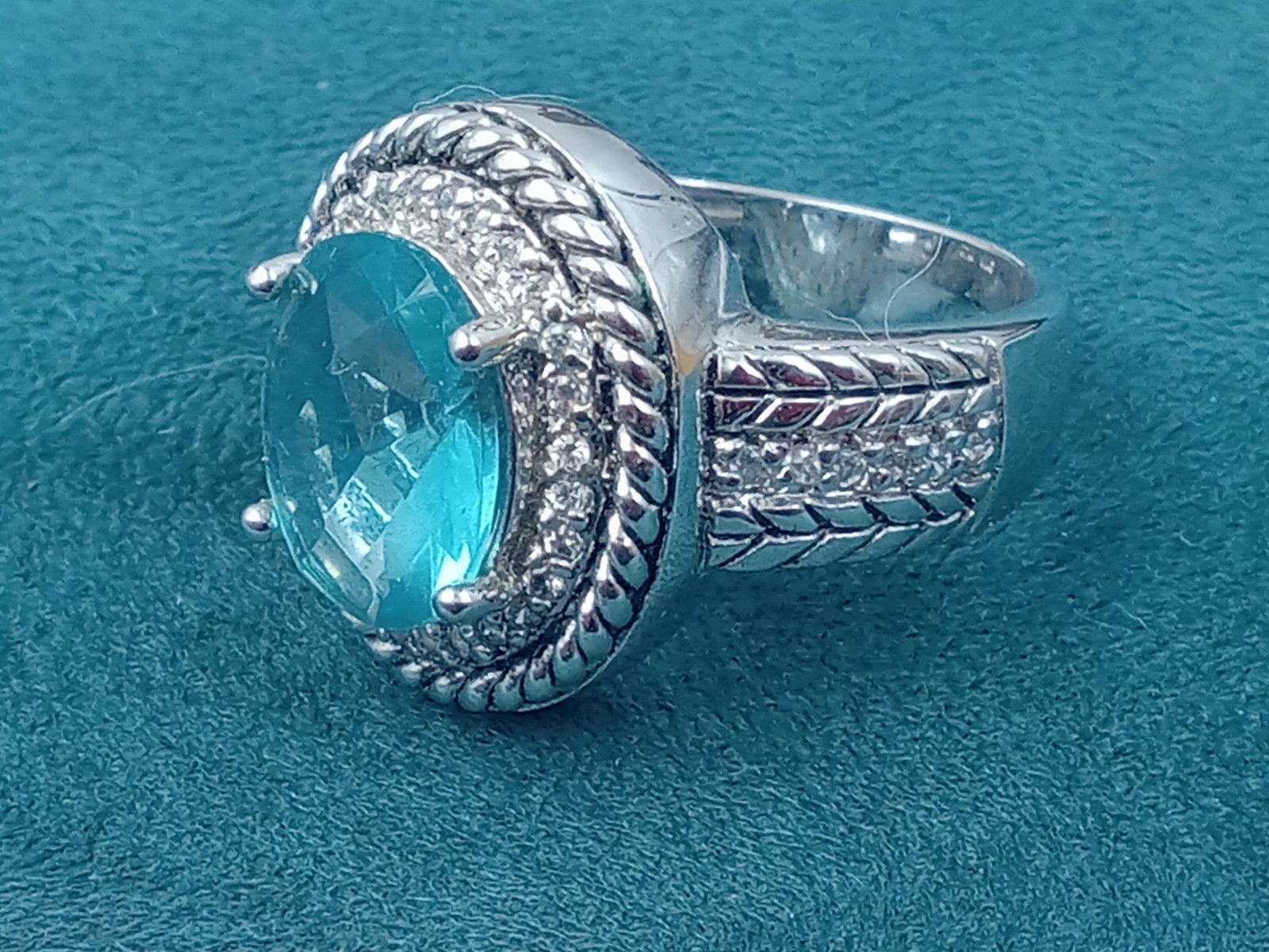 Sterling Silver Ring w. Blue Topaz Oval Center Stone & Clear Trim Stones: Size 6