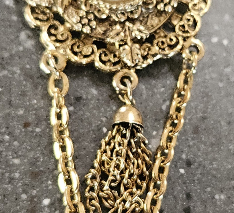Vtg 4.25″ Gold Tone Brooch Pin Pendant With Chain Rope and Tassel Faux Pearl