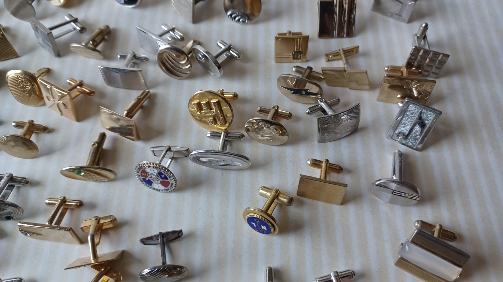 Lot 160 VTG Single Cufflinks Mixed Styles Tones Repurpose Jewelry Some Wear