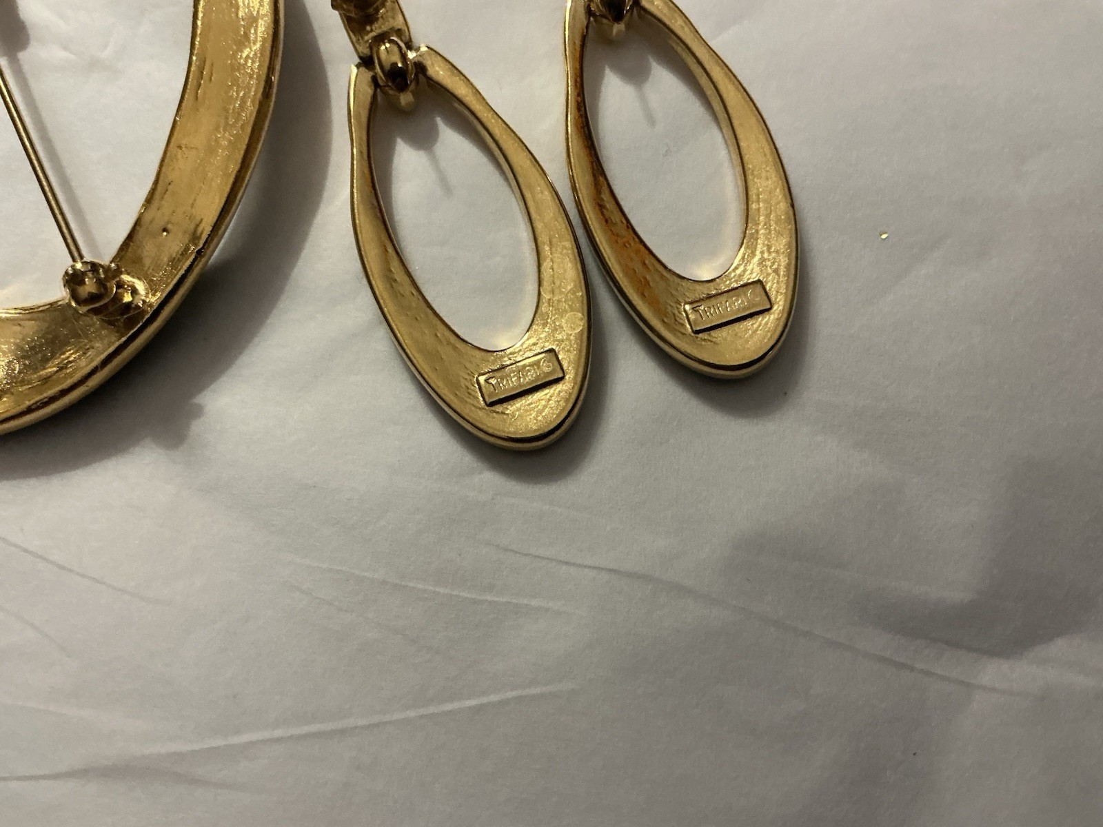 Vtg Trifari 2.5”Brooch 1.75”Earrings Set GoldT BlkCold Enamel Modernistic 1980s