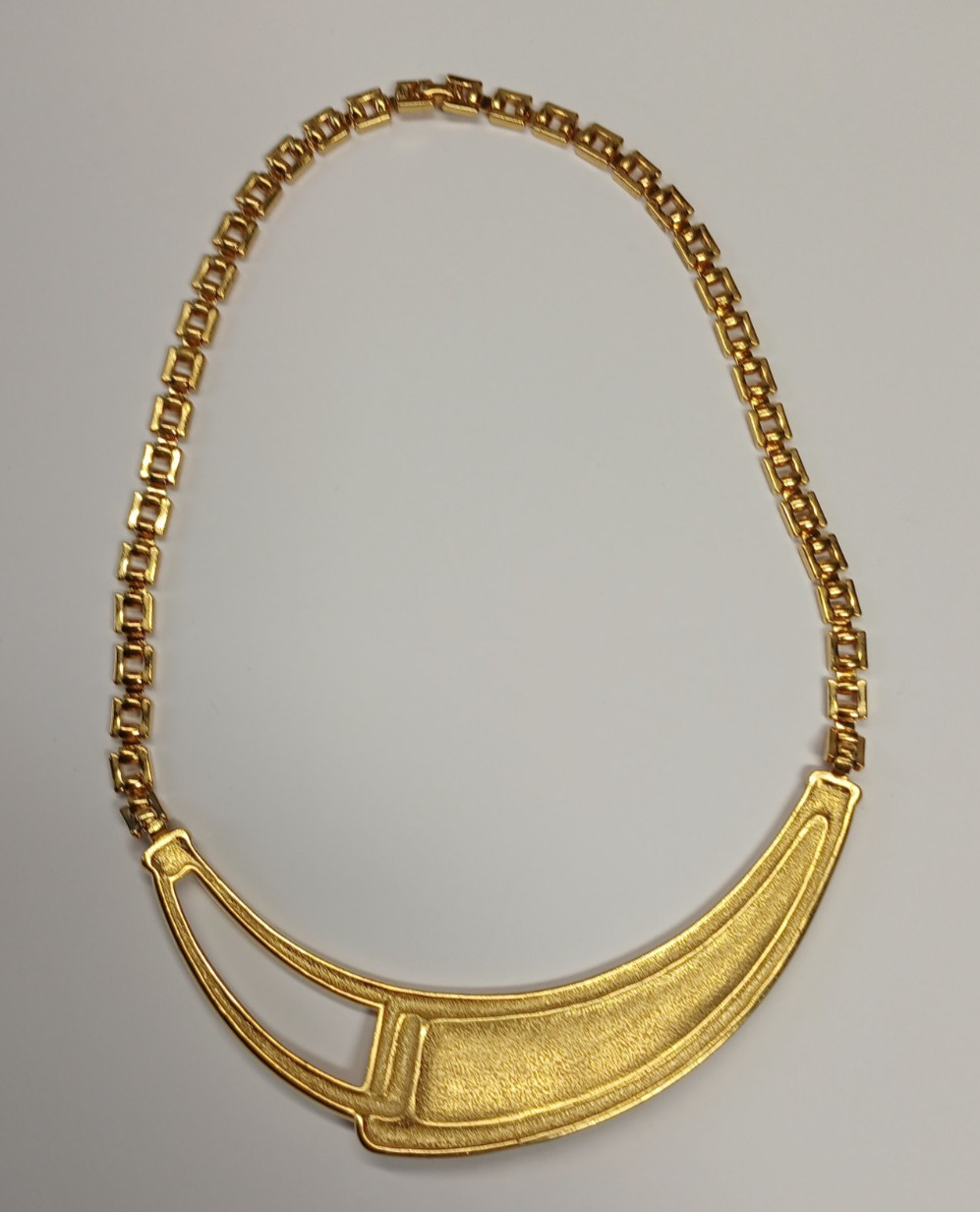 Vintage 1980s Gold Tone Red Enamel Accent Choker Clasp Necklace