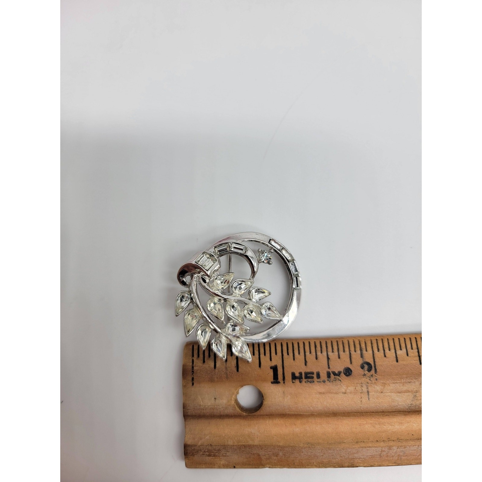 Vintage Crown Trifari 1950’s Wreath Silver Rhinestone Brooch Pin Jewelry