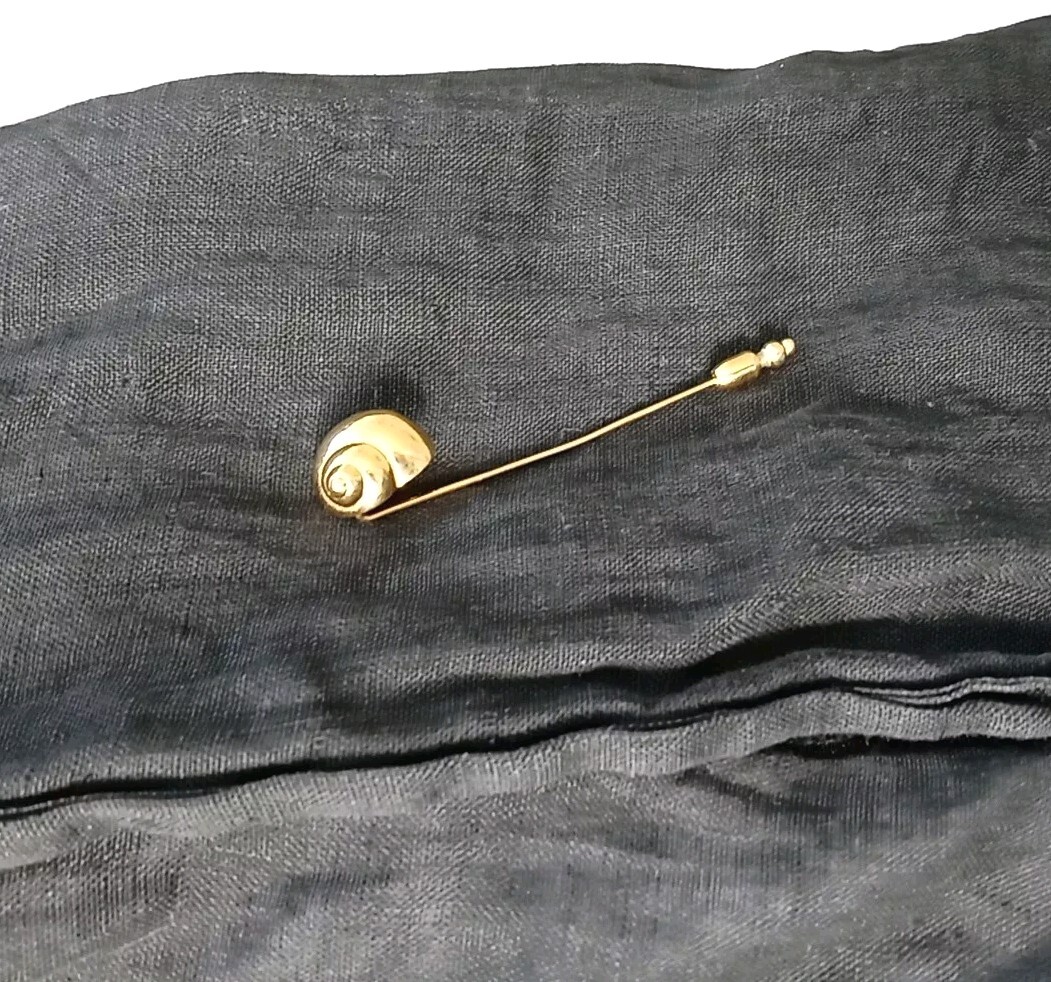 Vintage Crown Trifari Classic Figural Stick Pin, Sculptural Golden Sea Shell 3″