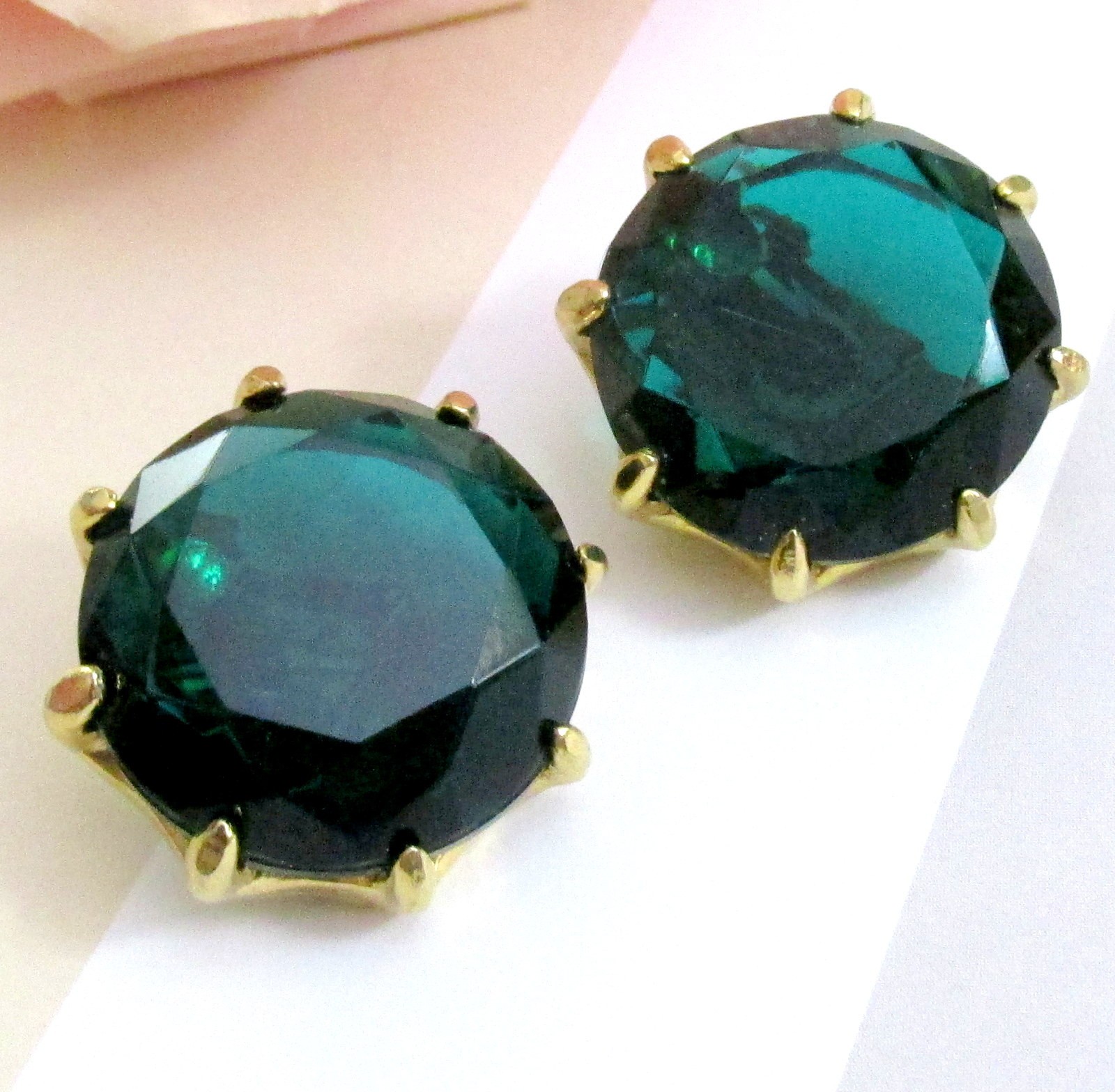 Vtg Runway 1″ Round Glamorous Emerald Green Acrylic “Crystal” Earrings 80s Clip