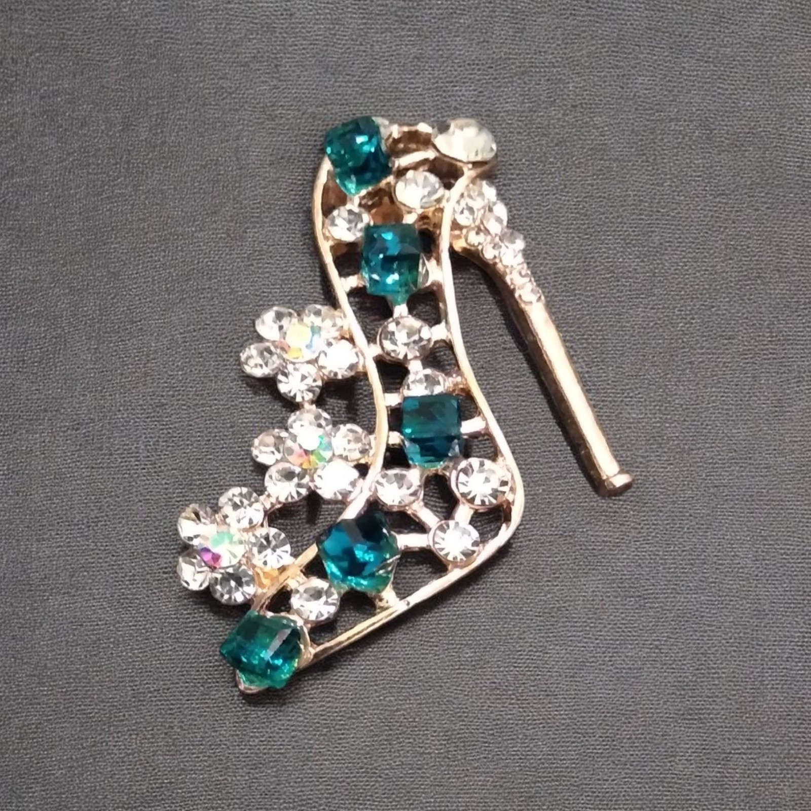 Emerald Green Crystal Floral Brooch Gold Tone Rhinestone Vintage Pin