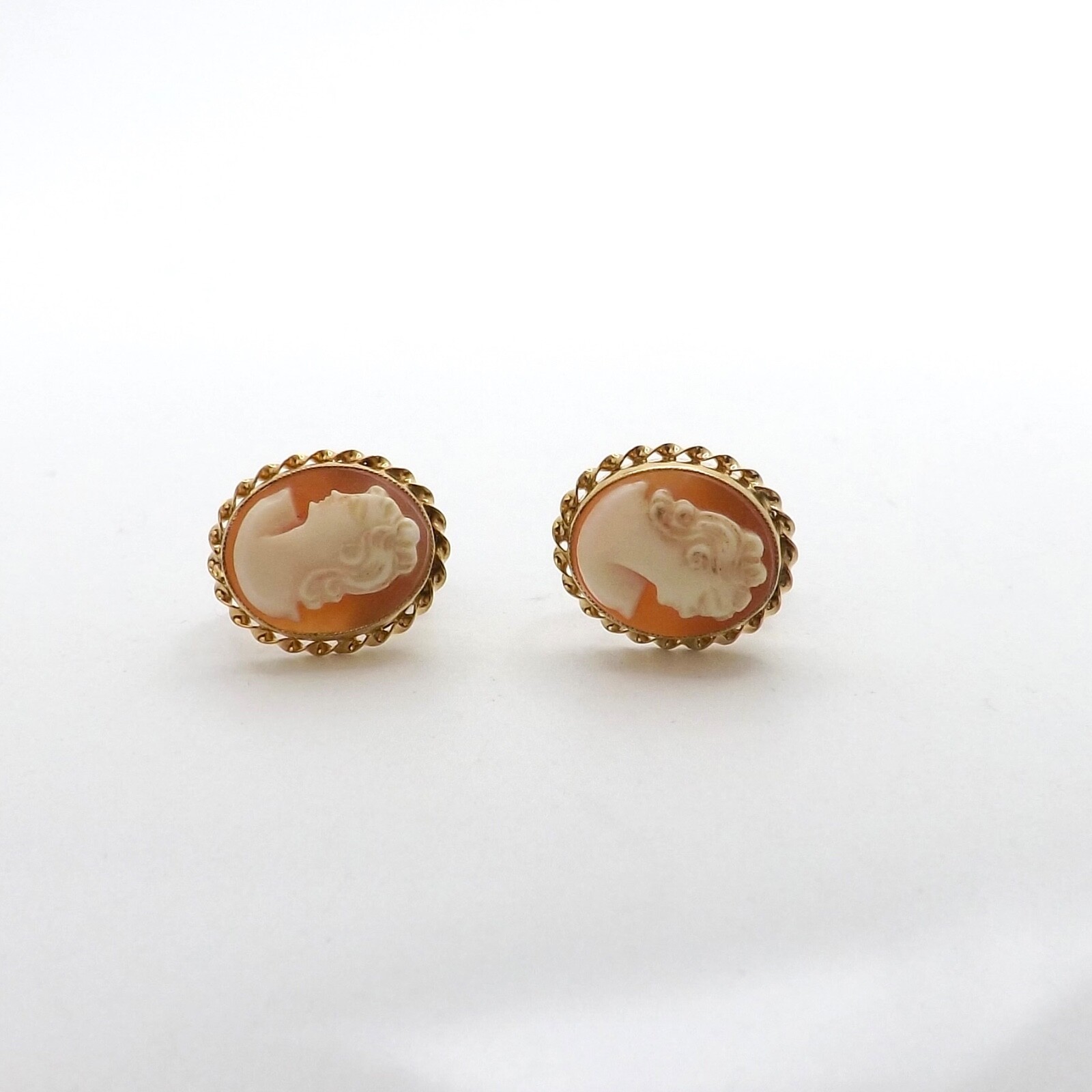 10k Gold Carved Shell Cameo Non Pierced Screw On Earrings 3gr Vintage