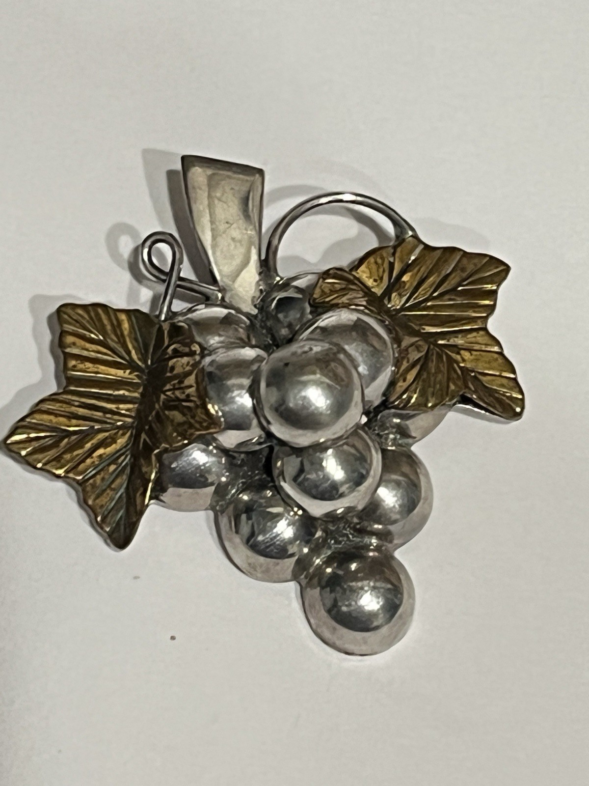 VINTAGE STERLING SILVER BUNCH OF GRAPES BROOCH / PENDANT MEXICO