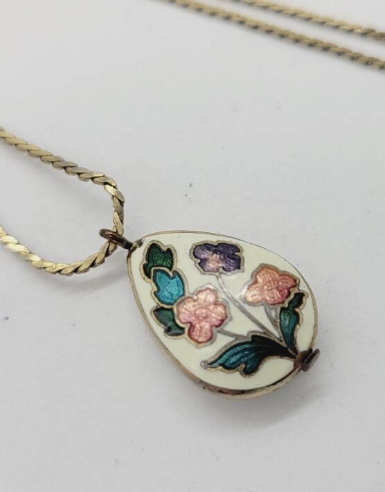 MONET Pendant Necklace Floral Enamel Gold tone RARE Vintage 16.5 in