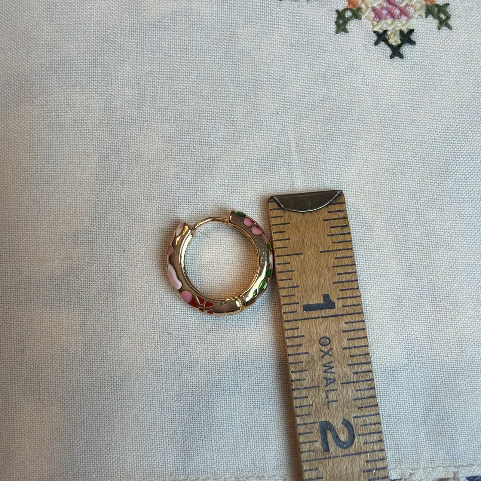 VTG Floral Enameled Metal Hoop Earrings Pink Red Gold Tone