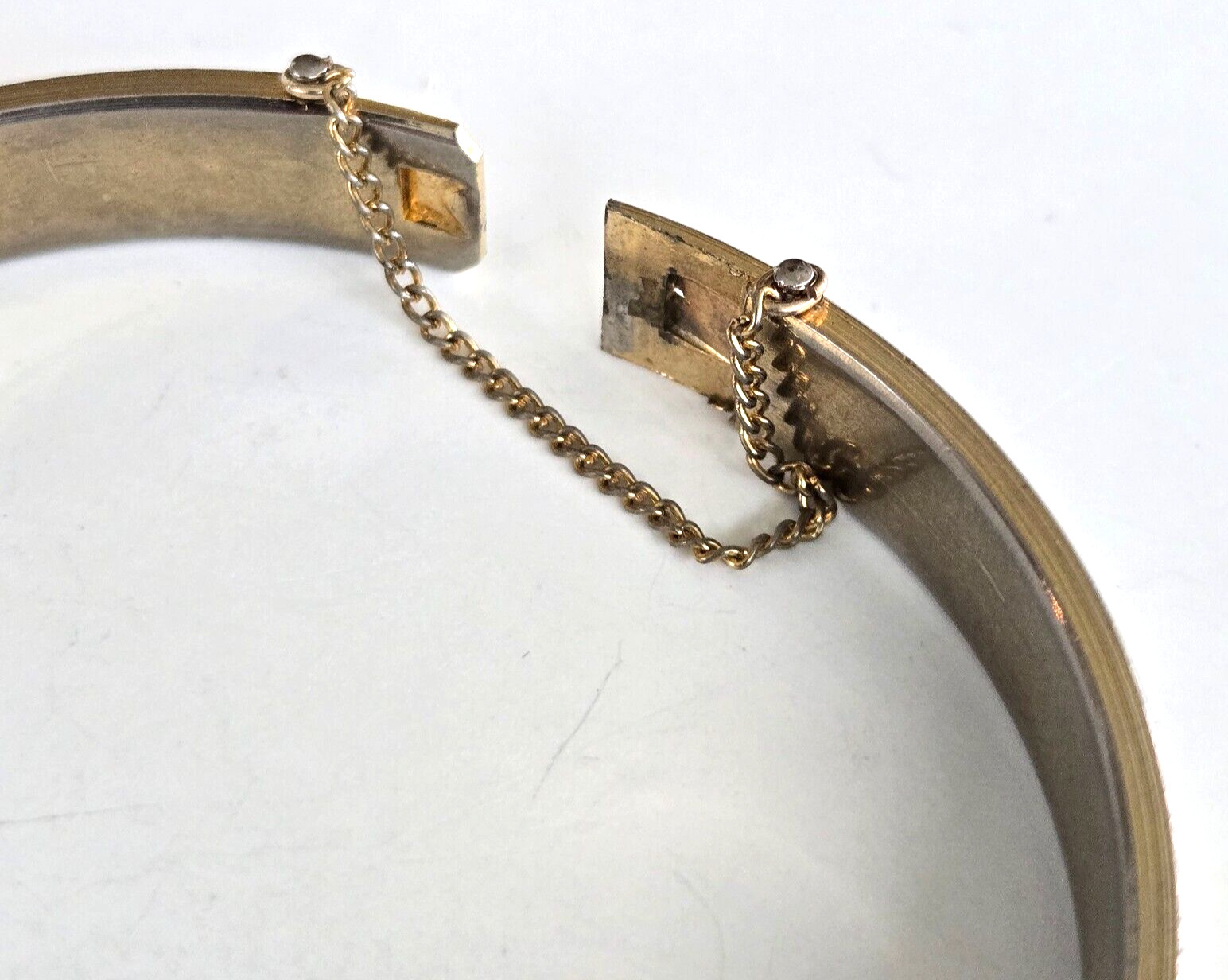 Vintage Diamond Cut Star Gold Tone Hinged Bangle Bracelet 7.25″ w/ Safety Chain