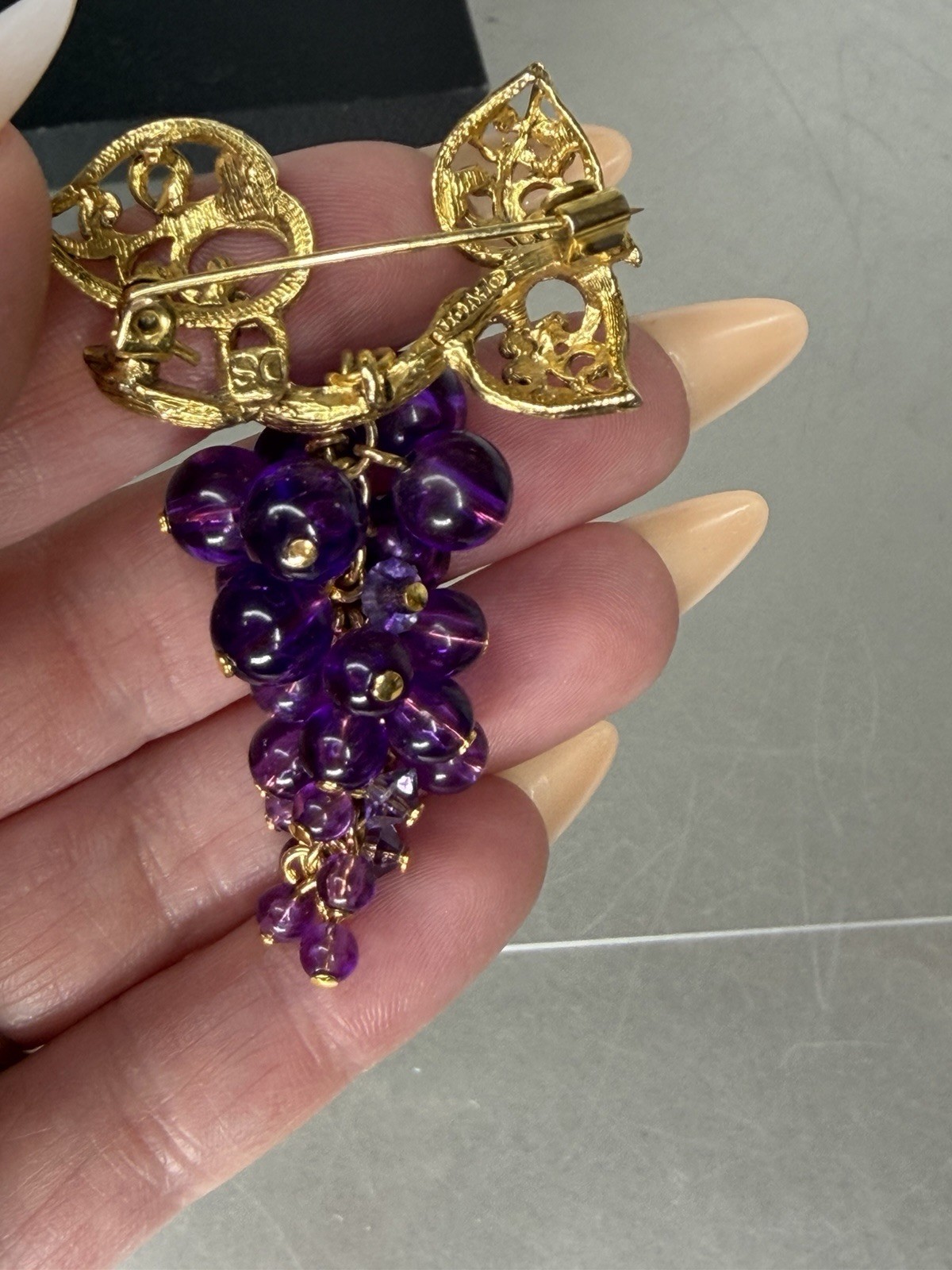 VTG Avon Gold Tone Purple Lucite Grape Cluster Brooch Pin Heart Leaves