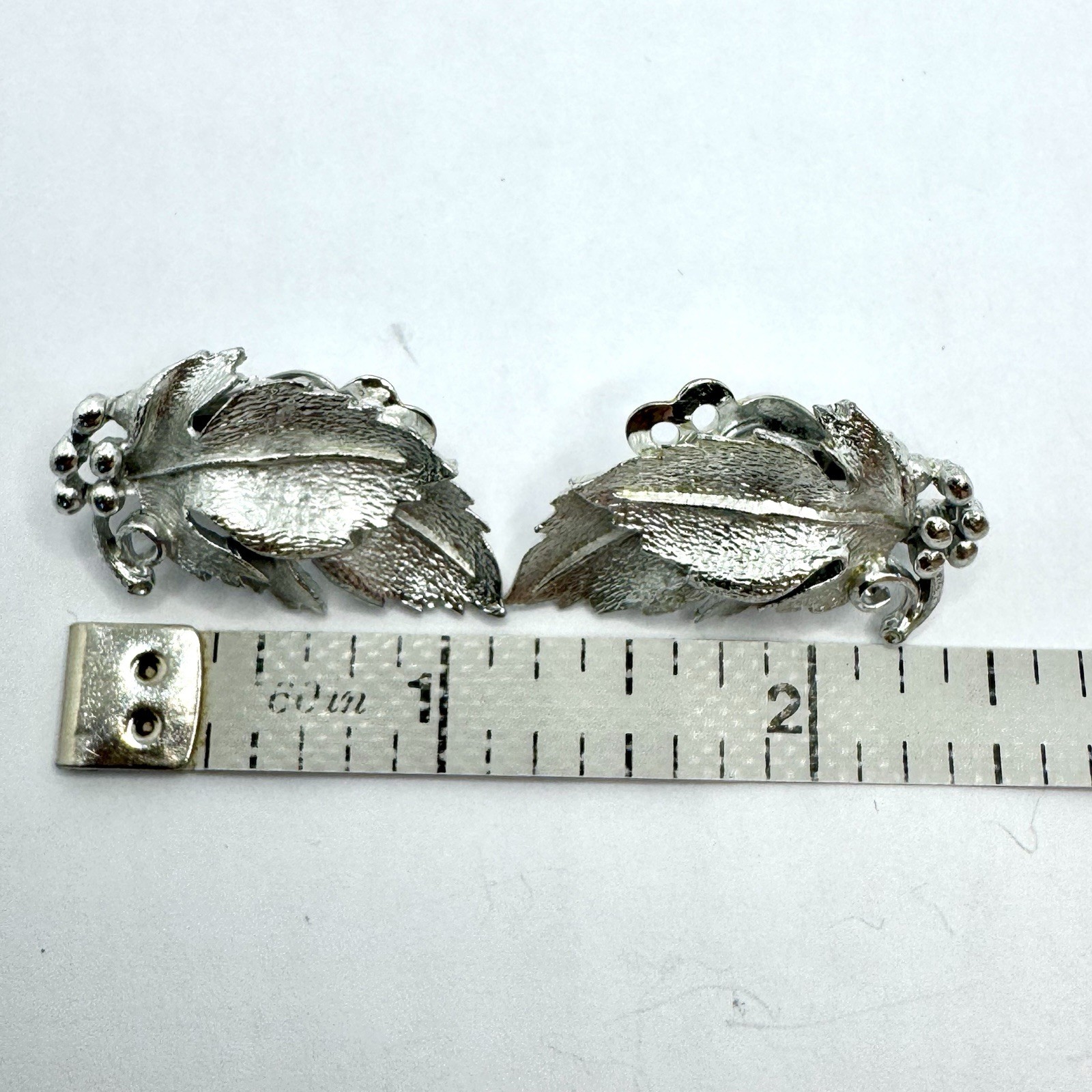 Vintage LISNER Leaf Leaves Grapes Berries Textured Silver Tone Clip On Earrings