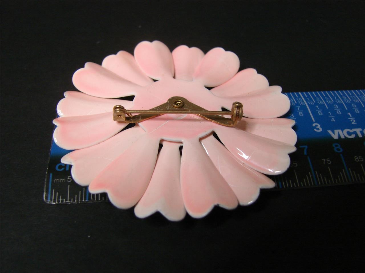 Vintage Retro Mod 60’s Pale Pink Enamel Metal Daisy Flower Purple Button Pin