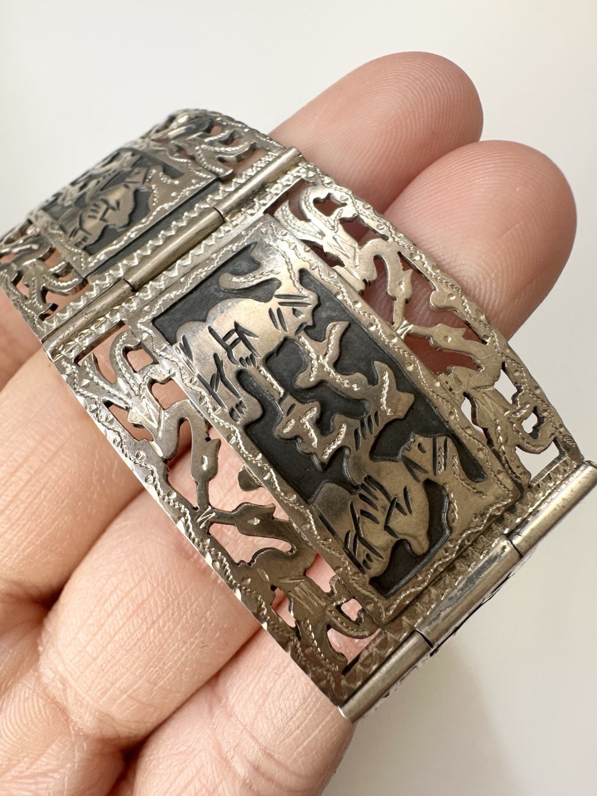 Vintage 900 Silver Guatemala Artisan Hinged Panel Bracelet 7”