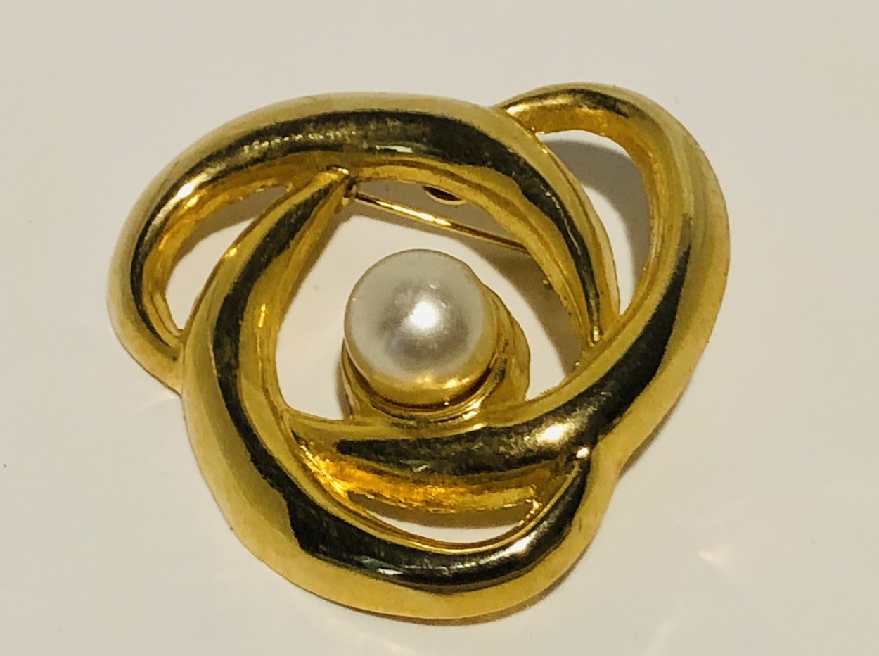 Vintage geometric Goldtone brooch 1 1/2 inches