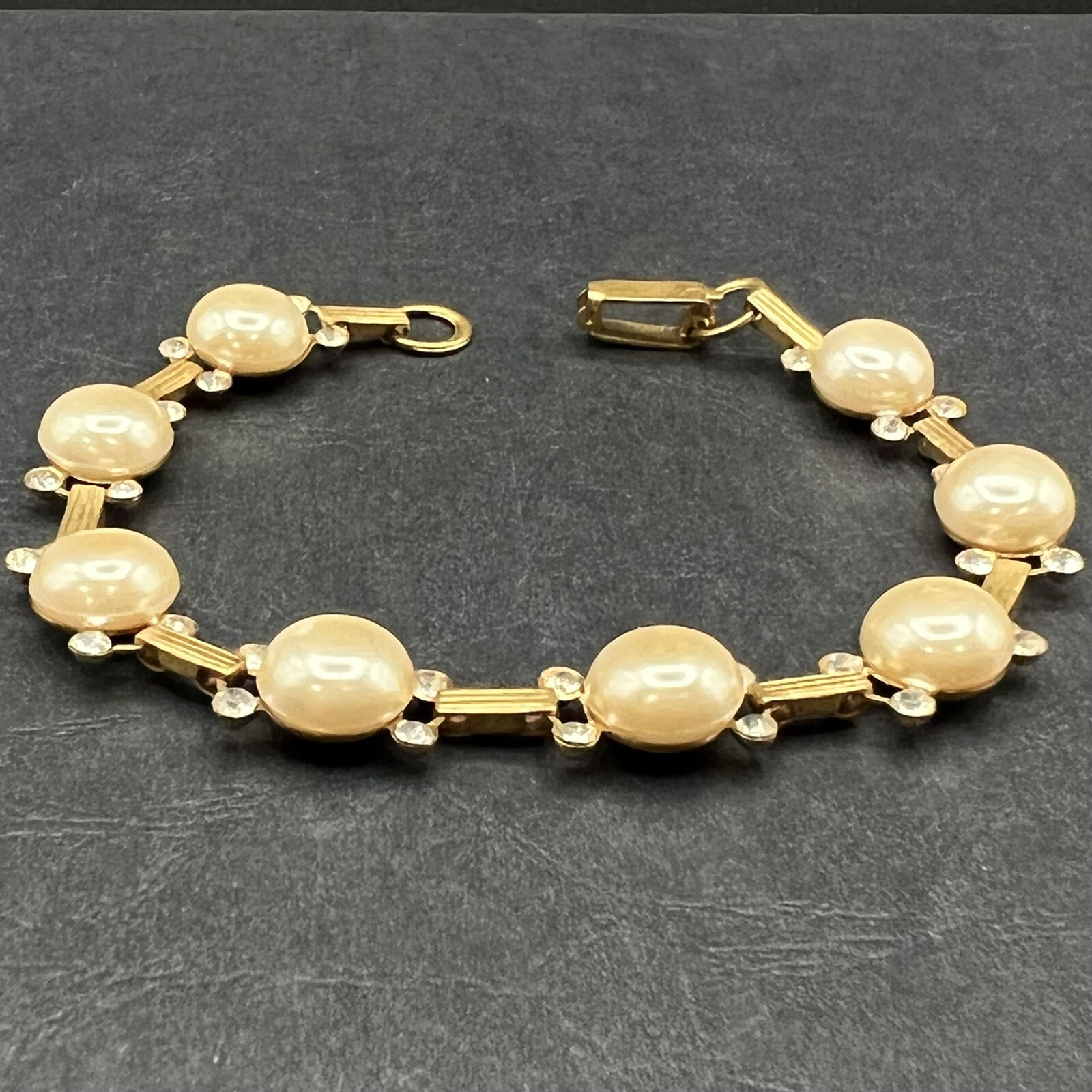 Vintage Faux Cabochon Pearl & Clear Rhinestone Gold Tone Link Bracelet 7 3/4″