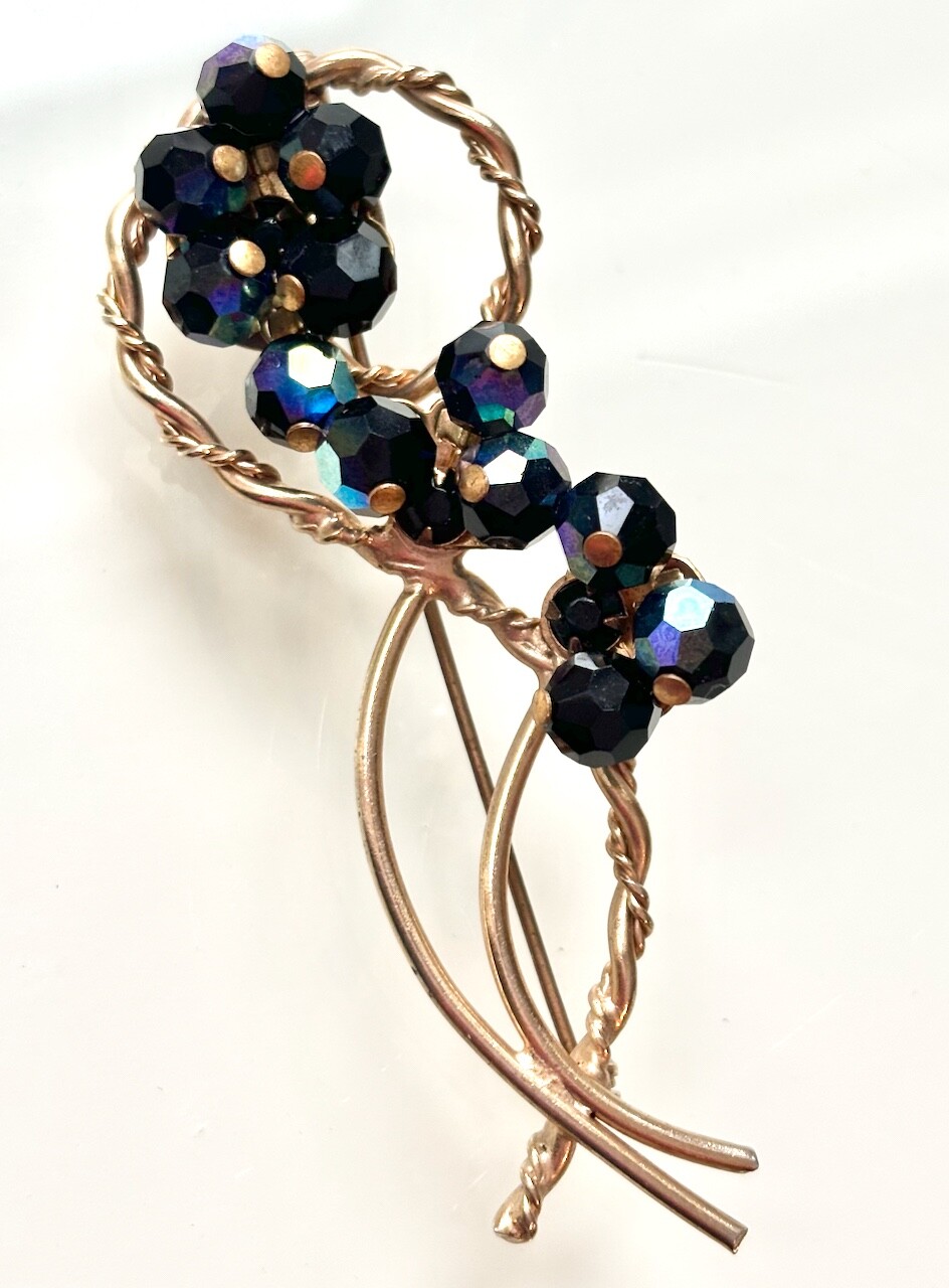 ELEGANT 1950s VINTAGE BLACK FACETED BEAD CLUSTER FASHION BROOCH, 3″ FLOWER PIN
