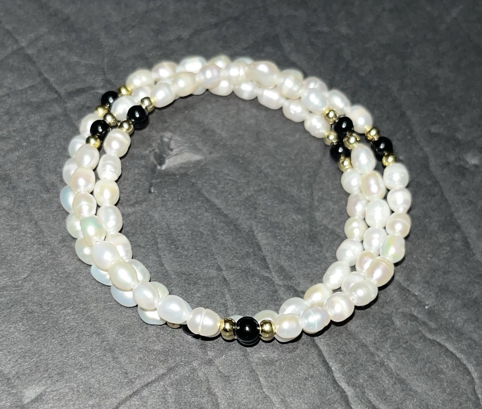 VTG White Cultured Fresh Water Pearl Black Onyx Gold Beaded Flex Wire Bracelet