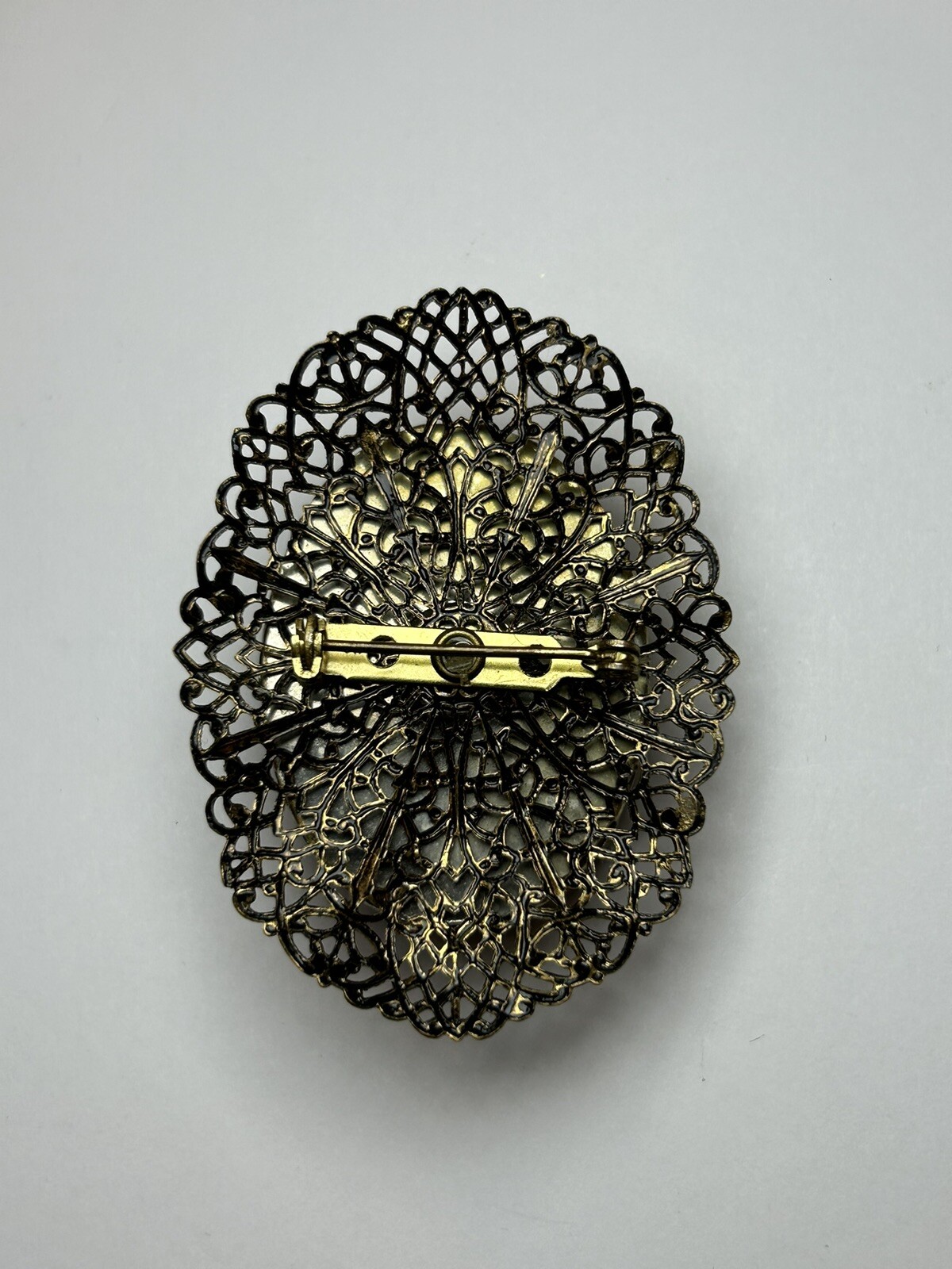 Vintage – Beautiful Brown Cameo With Gold Tone Filigree.