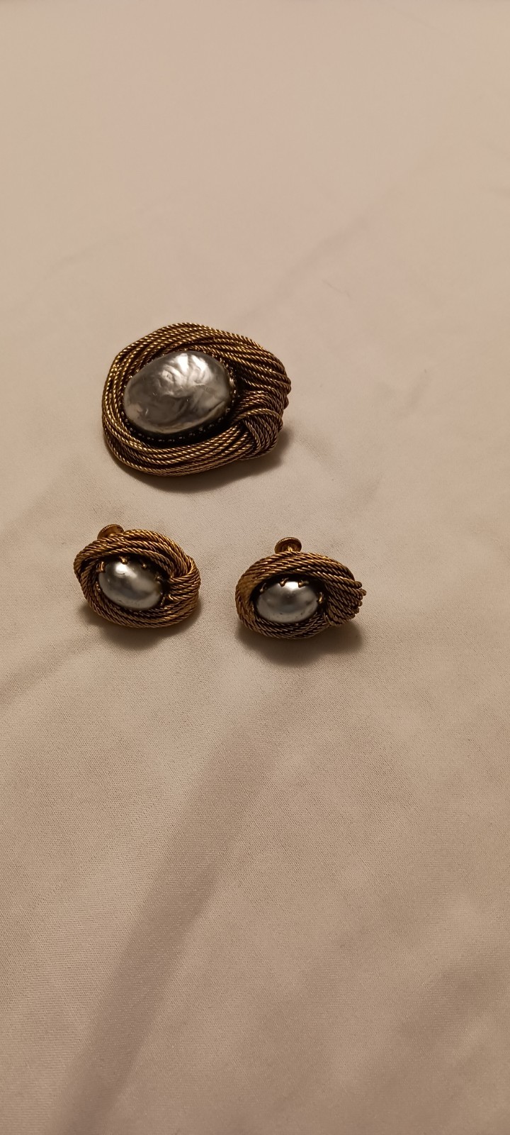 Vintage MABE Blue-Gray Pearl and Gold Tone Pin/Brooch And Earring Set