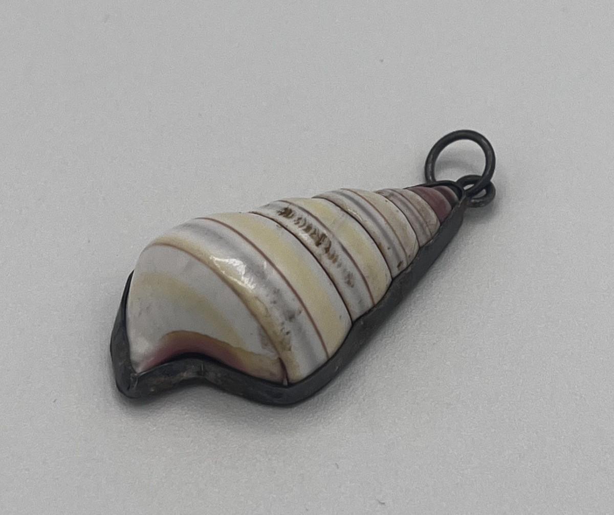 Natural Sea Shell Hand Tooled Silver Encased Vintage Charm Pendant Necklace